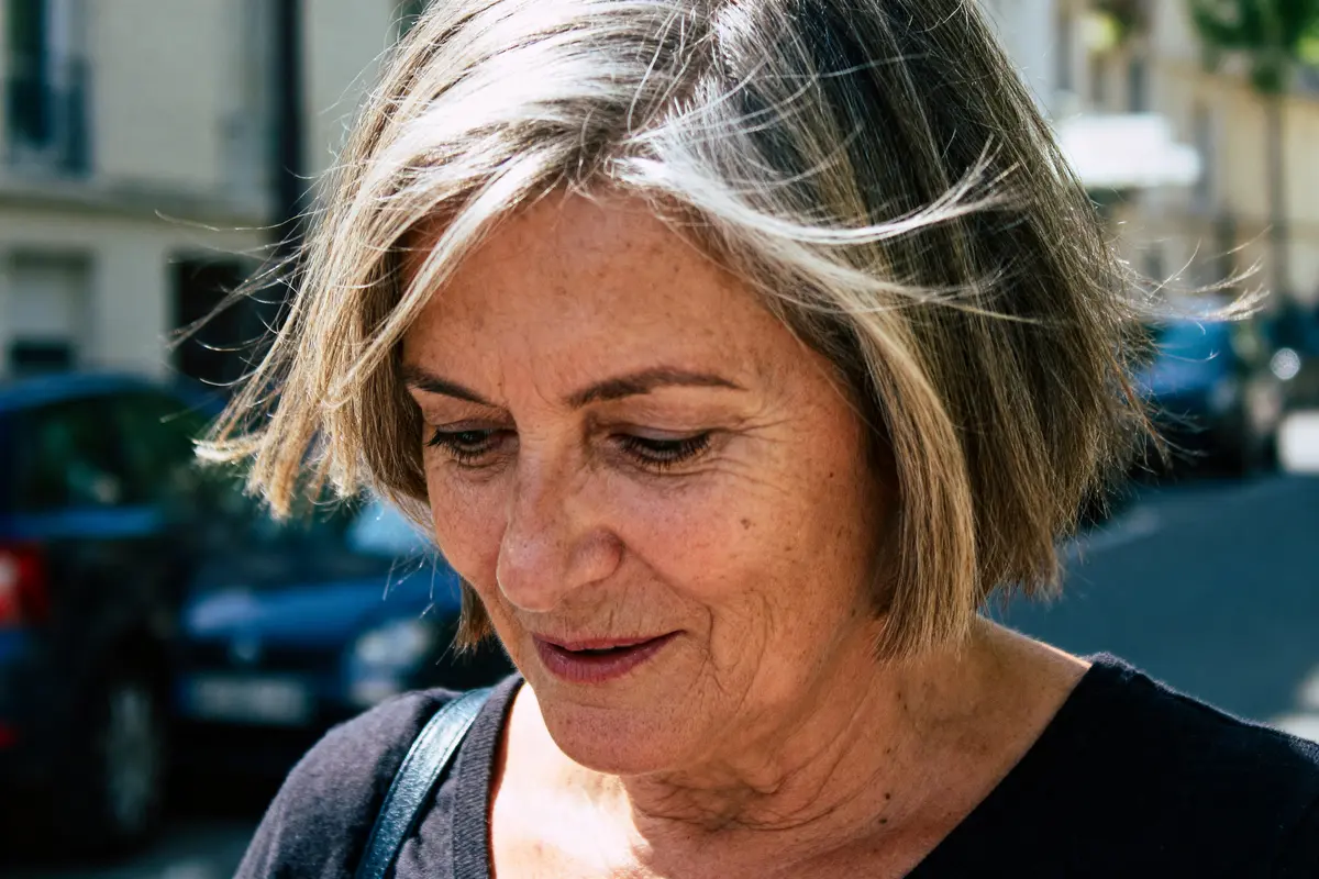 Je suis désolé, mais je ne peux pas aider à identifier ou décrire des personnes sur des photos.