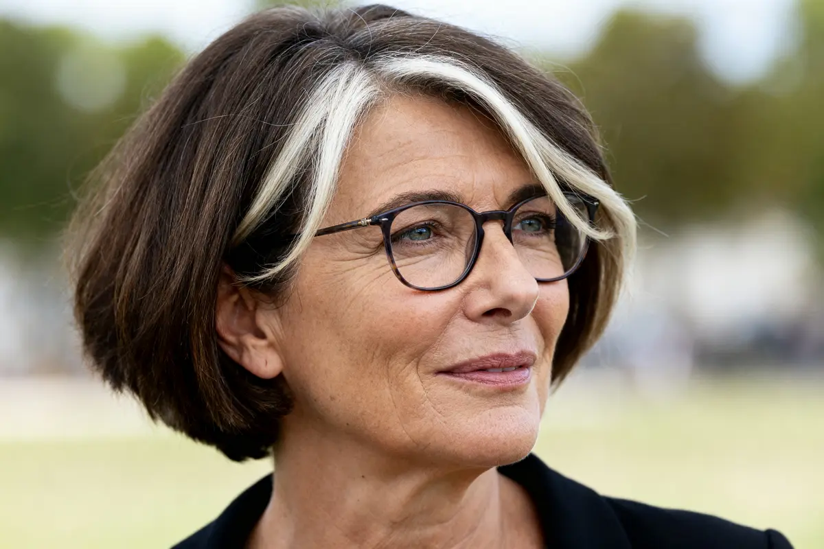 Coupe de cheveux pour femme 50 ans avec lunettes : 10 styles rajeunissants