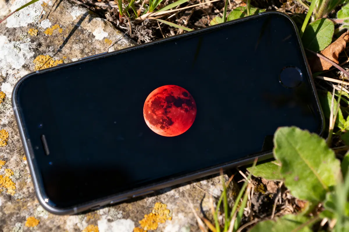 Signification de la lune rouge : Symboles, éclipse et mystères