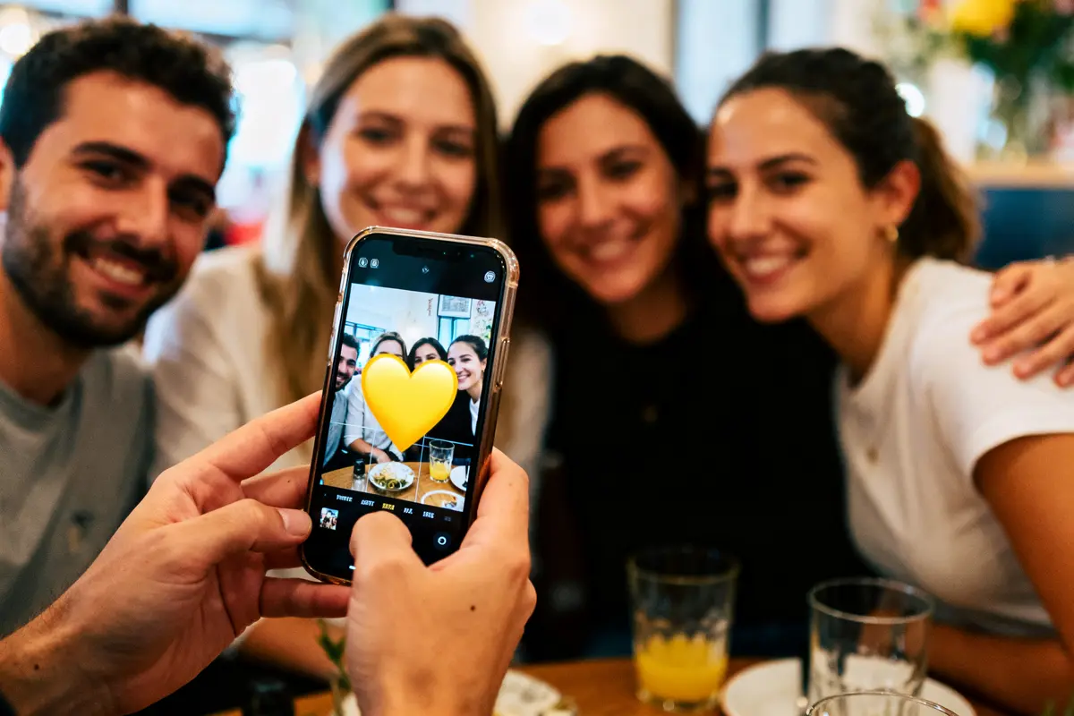 Signification du cœur jaune : Que veut vraiment dire cet emoji