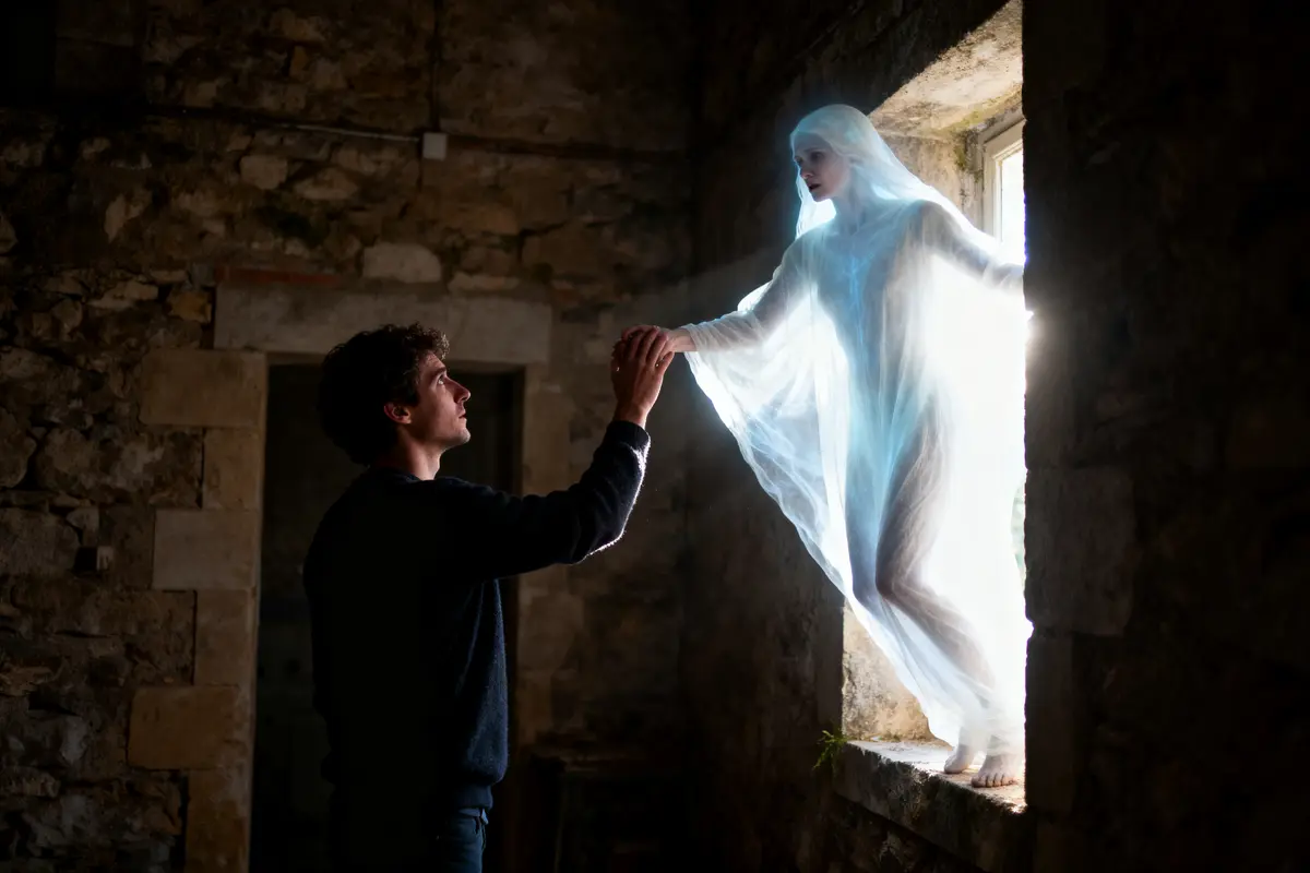 Jeune homme tenant la main d'une silhouette voilée, lumineuse, debout sur le rebord d'une fenêtre.